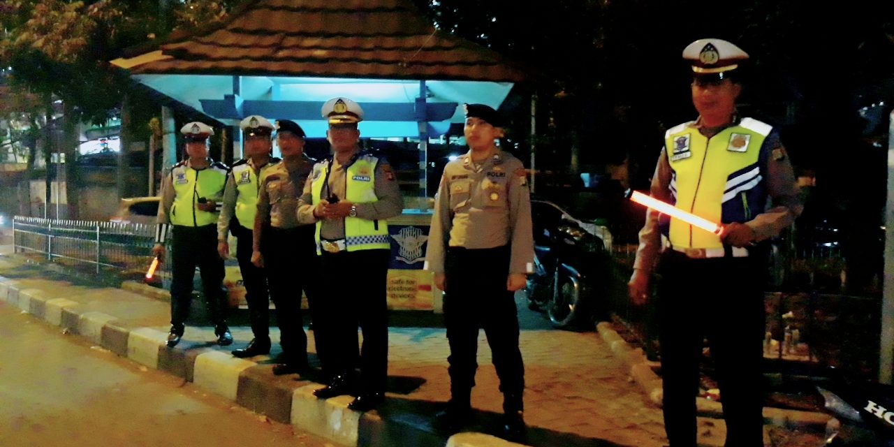 Wakasat Lantas Pastikan Tidak Adanya Kemacetan di Traffic Light Cipondoh Saat Malam Takbir