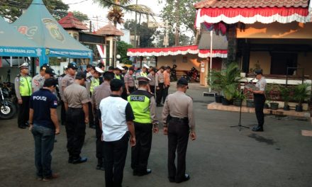 Wakapolsek Batuceper Pimpin Apel Kesiapan Pengawalan dan Pengaman oleh Personil Polsek Batu ceper dalam rangka Aksi Serikat Buruh Kota Tangerang yang akan berangkat ke Istana Negara Jakarta