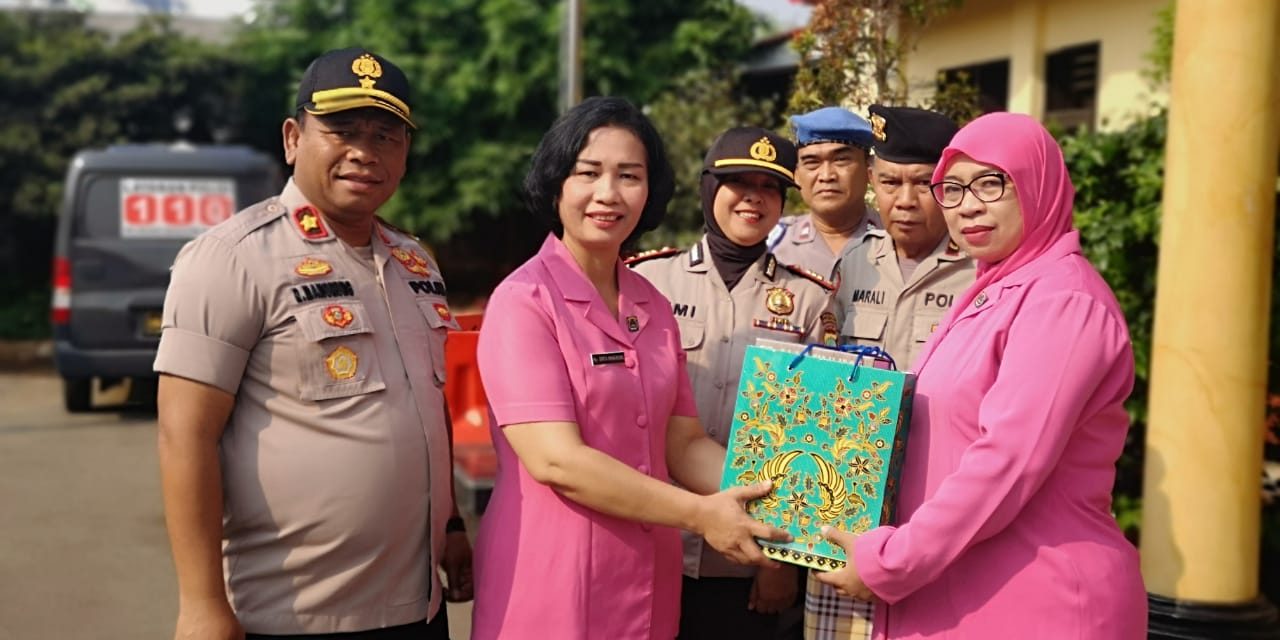 Kapolsek didampingi Ketua Ranting Bhayangkari Neglasari berikan Cinderamata Kepada Ipda Marali