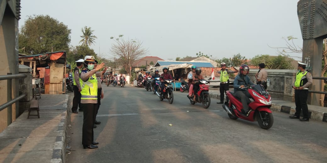 Wujud Pelayanan Prima Kepolisian, Unit Lantas Polsek Neglasari mengatur Lalu Lintas di Jembatan Kedaung Baru