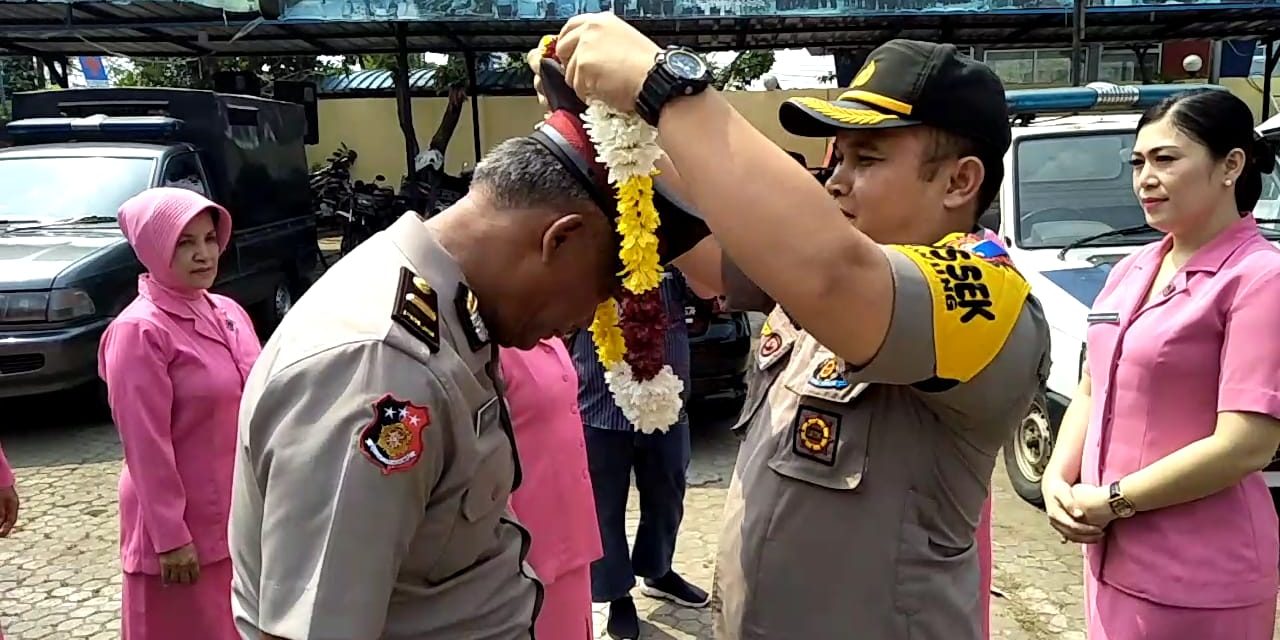 Kapolsek Jatiuwung Bersama Ketua Bhayangkari Ranting Melepas 7 Personilnya Yang Purna Bhakti