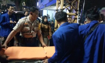 Bhabinkamtibmas Polsek Jatiuwung Bantu Mahasiswa Yang Terluka Saat Berunjuk Rasa di Depan Gedung MPR/DPR