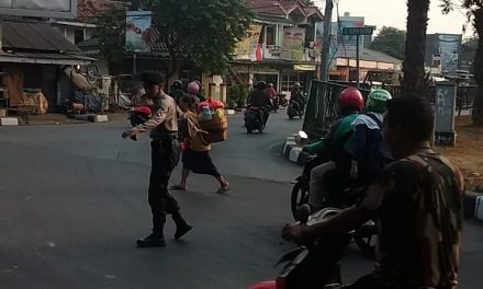 Unit Patroli 6703 Polsek Neglasari, Beri Pelayanan Prima di Simpang Tujuh