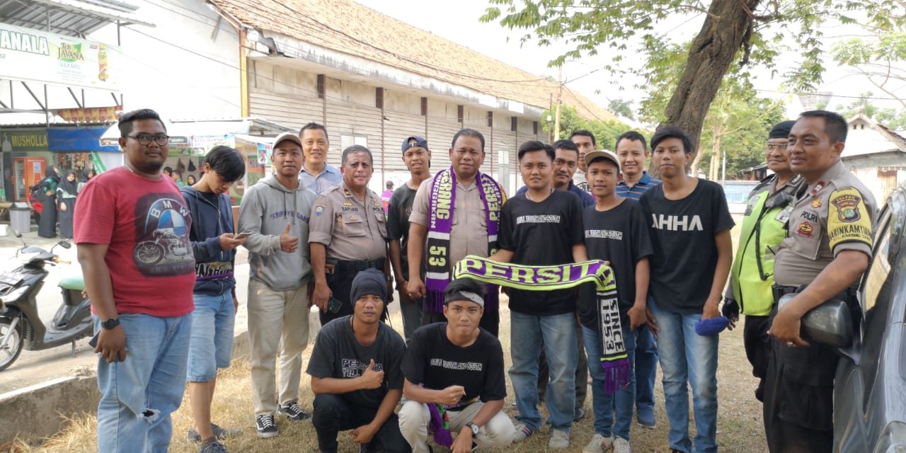 Kapolsek Neglasari Pimpin Pengamanan Keberangkatan Supporter Persita Pusi Viola