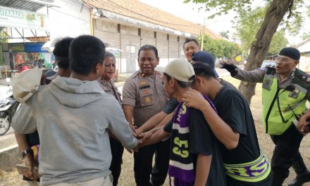 Kapolsek Neglasari Pimpin Pengamanan Keberangkatan Suporter Persita Pusi Viola