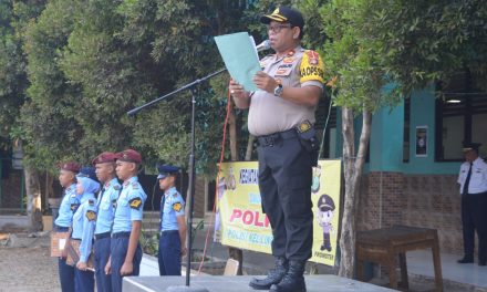 Kapolsek Neglasari berperan Selaku Pembina Upacara di SMK 6 Kota Tangerang