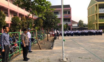 Bertindak Selaku Pembina Upacara, Kapolsek Jatiuwung : “Tugas Adik-Adik Adalah Belajar”