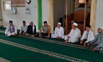 Kegiatan Cinta Masjid, Upaya Binmas Polsek Jatiuwung Pererat Tali Silaturahmi Dengan Warga