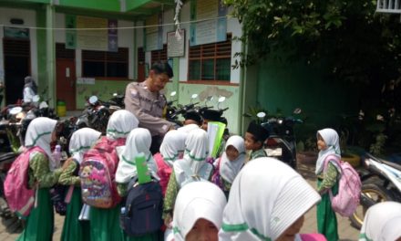 BERI MOTIVASI KEPADA SISWA/I BHABINKAMTIBMAS AIPTU ALEK SAMBANG KESEKOLAH SD HIRRO