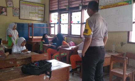 Terus Jalin Keakraban Dengan Pelajar Bhabinkamtibmas Giat Polkiss