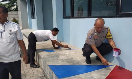 KERJA BAKTI DENGAN TOKOH MASYARAKAT SALAH SATU BENTUK SOLIDARITAS DAN COOLING SYSTEM AIPTU TRI YULI KEPADA WARGA