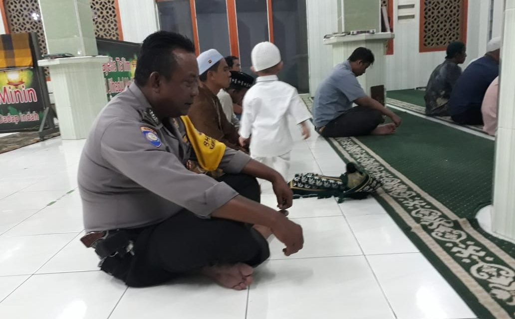 Saat Adzan Berkumandang  Bhabinkamtibmas Aiptu Daryono Kunjungi Masjid