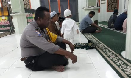 Saat Adzan Berkumandang  Bhabinkamtibmas Aiptu Daryono Kunjungi Masjid