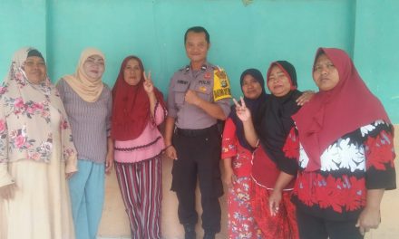 Bersama Emak-emak Kondusifkan Wilayah Bhabinkamtibmas  Jalin Kebersamaan Saat Sambang