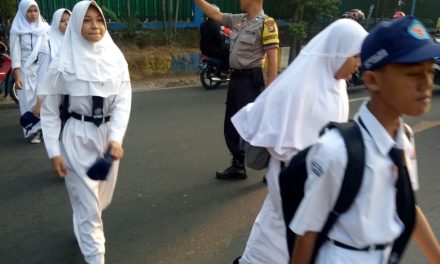 PELAYANAN MASYARAKAT BHABINKAMTIBMAS SEBRANGI ANAK ANAK SEKOLAH KARAWACI