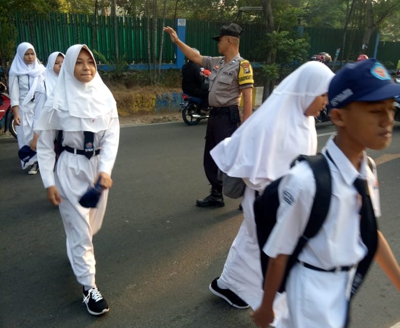 PELAYANAN MASYARAKAT BHABINKAMTIBMAS SEBRANGI ANAK ANAK SEKOLAH KARAWACI