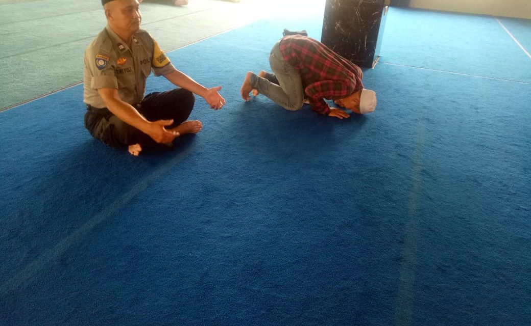 RASAKAN KESEJUKAN HATI BHABINKAMTIBMAS KEL. NAMBO JAYA KARAWACI MELAKSANAKAN SHALAT DHUHUR BERJAMAAH DI MASJID JAMI AL KAUTSAR