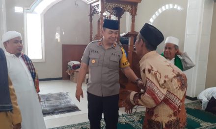 Kapolsek  Cipondoh Ikut Memakmurkan Masjid Dengan Sholat Berjamaah