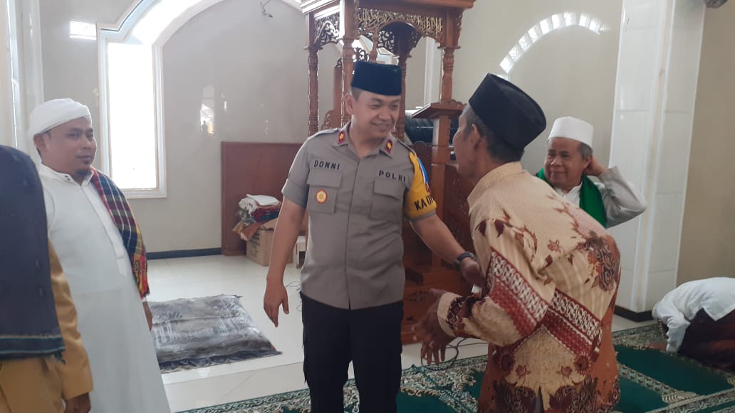 Kapolsek  Cipondoh Ikut Memakmurkan Masjid Dengan Sholat Berjamaah