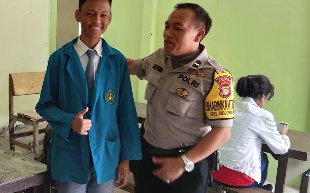 BHABINKAMTIBMAS  SENYUM SAPA SALAM ANAK SEKOLAH DI WILAYAH BOJONG JAYA KARAWACI