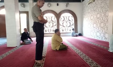 Makmurkan Masjid Kapolsek Teluknaga Sholat Zuhur