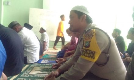 Ditengah Kesibukan Dinas Bhabinkamtibmas Sempatkan Diri Melaksanakan Sholat Jum’at