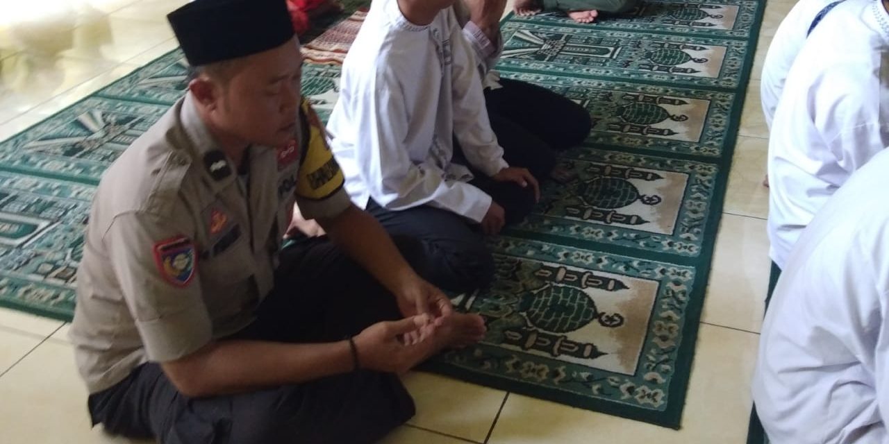 Bhabinkamtibmas Ds. Rawa Burung Aipda Okky Bardi Melaksanakan Sholat Jumat Masjid Baiturrahman