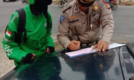 Anggota Lantas Polsek Cipondoh Berikan Sanksi Kepada Pelanggar Marka Jalan