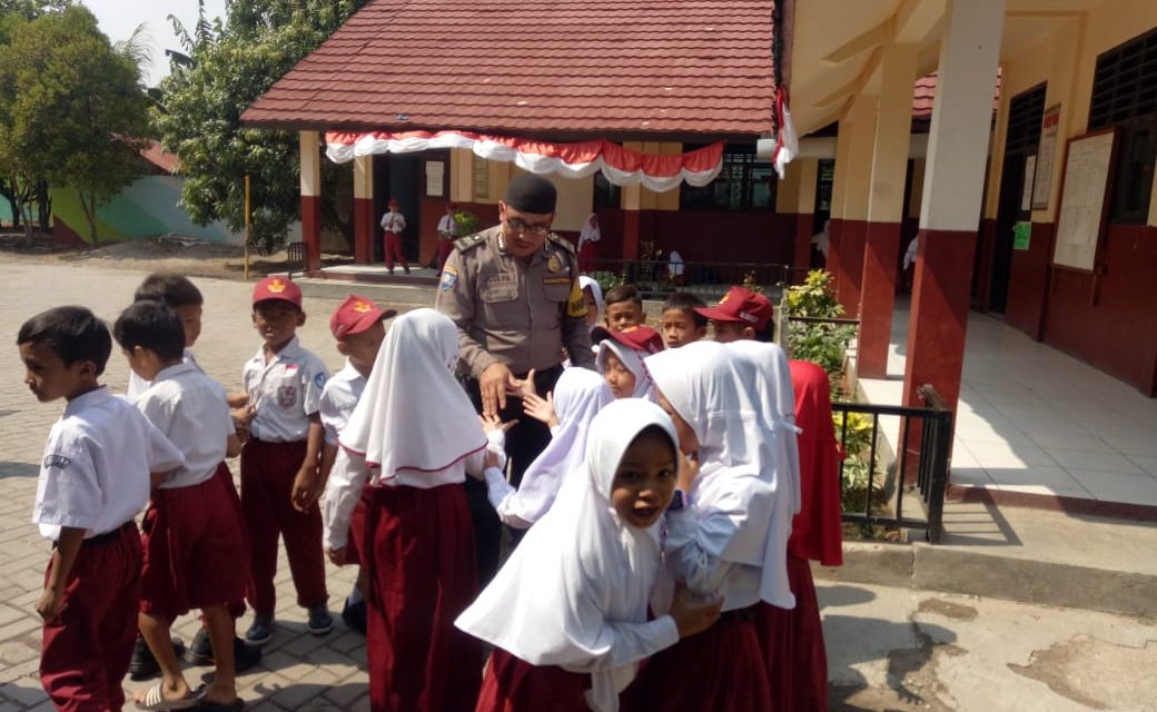 RANGKUL PELAJAR BHABINKAMTIBMAS KEL. DADAP AIPTU YOSEP SAMBANG KE SEKOLAH DASAR NEGERI 3