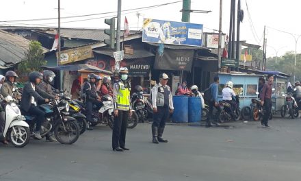 Kanit Lantas Polsek Neglasari berikan Pelayanan Prima Kepolisian di Jalan Marsekal Suryadharma