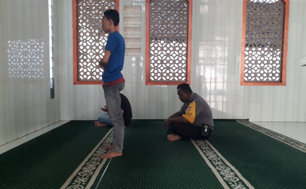 Tingkatkan Ketaqwaan Terhadap Tuhan YME Bhabinkamtibmas Kunjungi Masjid