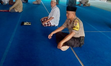 WUJUD CINTA MESJID AIPTU TRI YULI MELAKSANAKAN SHALAT ASHAR BERJAMAAH DI MASJID AL KAUTSAR KARAWACI