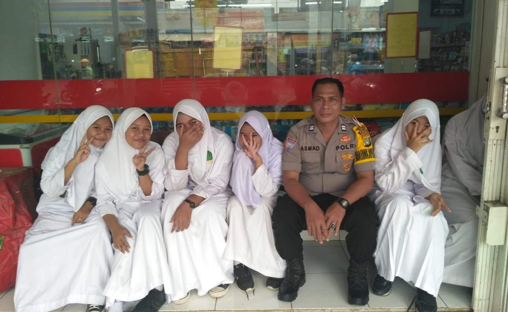 Kunjungi Sekolah, Aiptu Asmad Ajak Siswa Jaga Kamtibmas Dengan Bincang Santai