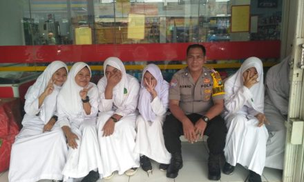 Kunjungi Sekolah, Aiptu Asmad Ajak Siswa Jaga Kamtibmas Dengan Bincang Santai