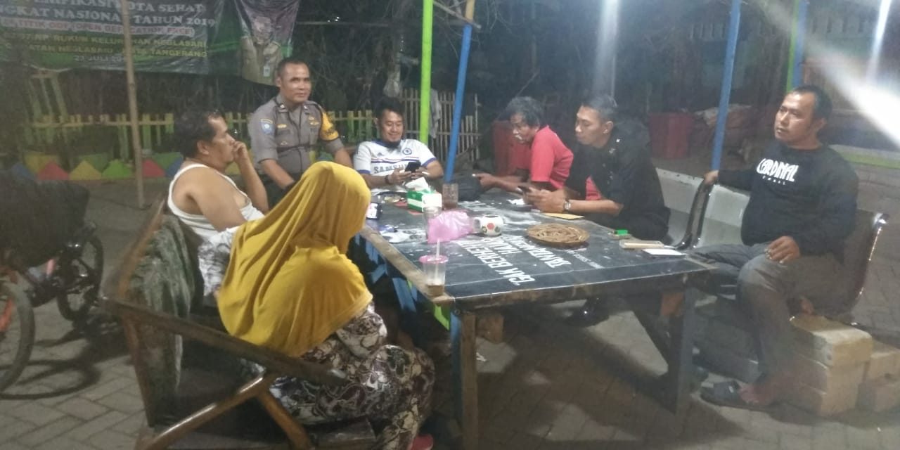 Pastikan Wilayah Aman, Binmas Kelurahan Neglasari Sambangi Warga Pada Malam Hari