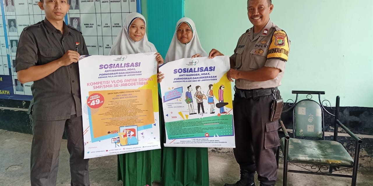 Bhabinkamtibmas Polsek Cipondoh Menyerahkan Pamflet Himbauan Kamtibmas Kepada Pihak Sekolah