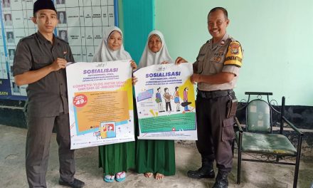 Bhabinkamtibmas Polsek Cipondoh Menyerahkan Pamflet Himbauan Kamtibmas Kepada Pihak Sekolah