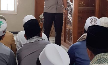 Sholat Dzuhur Berjamaah Salah Satu Cara Kapolsek Cipondoh Bertatap Muka Dengan Warga