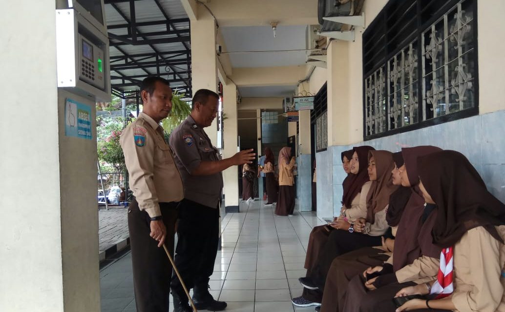 BERIKAN HIMBAUAN KEPADA PELAJAR BHABINKAMTIBMAS CIMONE JAYA MEMASANG PAMLET SAMBANG KE SEKOLAH SMA/SMK PGRI 109