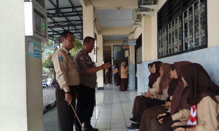 BERIKAN HIMBAUAN KEPADA PELAJAR BHABINKAMTIBMAS CIMONE JAYA MEMASANG PAMLET SAMBANG KE SEKOLAH SMA/SMK PGRI 109