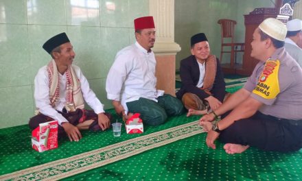 Polsantren Binmas Polsek Jatiuwung Bersama Lurah Keroncong Hadiri Pengajian Rutin di Masjid Nurul Falah