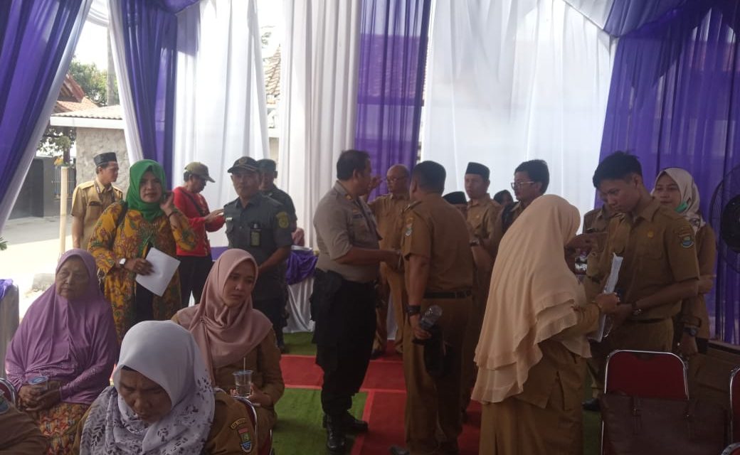 Kapolsek Sepatan Dampingi Giat Kunjungan Ibu Bupati Kab Tangerang YULI ZAKI ISKANDAR Ke Desa Kayu Bongkok