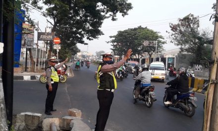 PELAYANAN MASYARAKAT UNIT LANTAS POLSEK KARAWACI GELAR PENGATURAN LALIN PAGI HARI