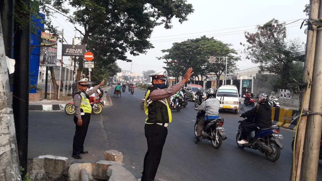 PELAYANAN MASYARAKAT UNIT LANTAS POLSEK KARAWACI GELAR PENGATURAN LALIN PAGI HARI