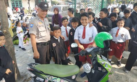 BERIKAN PEMBINAAN KEPADA SISWA AIPTU TRI YULI GELAR FOTO BERSAMA DENGAN ANAK ANAK SEKOLAH