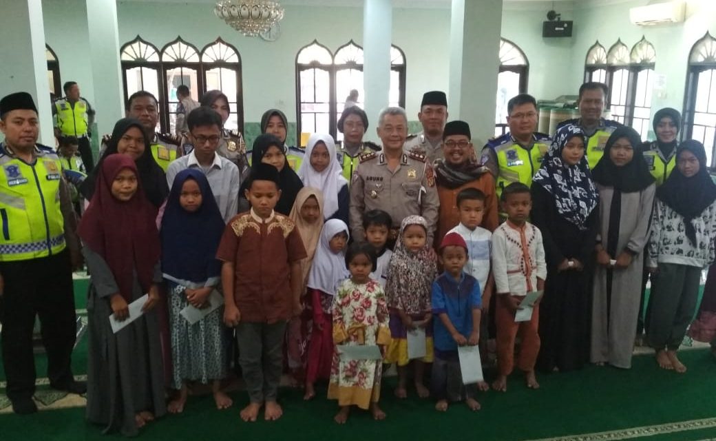 Satlantas Polrestro Tangkot Berikan Santunan Kepada Anak Yatim dan Dhuafa