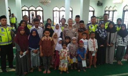 Satlantas Polrestro Tangkot Berikan Santunan Kepada Anak Yatim dan Dhuafa