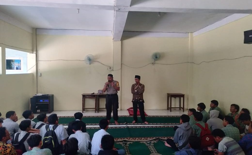 Bhabinkamtibmas Polsek Cipondoh Bersama Pihak Sekolah Berikan Penyuluhan Kepada Pelajar