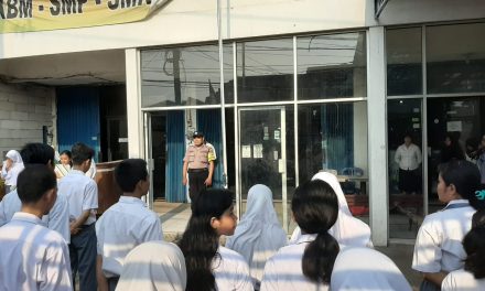 BHABINKAMTIBMAS KEL.BUGEL AIPDA DANU SUHERI MENJADI PEMBINA UPACARA BENDERA DI SMK CITRA NUSANTARA