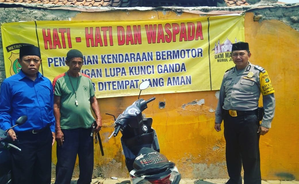 Bhabinkamtibmas Polsek Neglasari Pasang Spanduk Kamtibmas di Masjid Nurul Jihad